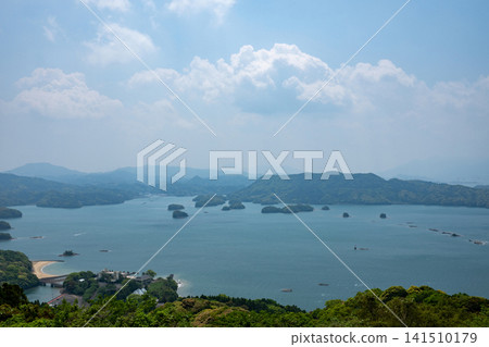 佐賀縣(長崎縣)/伊呂波島(伊呂波島展望台)-翠綠的樹葉與蔚藍的天空形成美麗的對比。 佐賀縣(長崎縣)/伊呂波島(伊呂波島展望台)-翠綠的樹葉與蔚藍的天空形成美麗的對比。 141510179