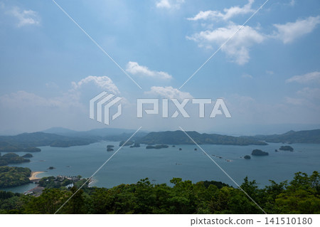 佐賀縣(長崎縣)/伊呂波島(伊呂波島展望台)-翠綠的樹葉與蔚藍的天空形成美麗的對比。 佐賀縣(長崎縣)/伊呂波島(伊呂波島展望台)-翠綠的樹葉與蔚藍的天空形成美麗的對比。 141510180