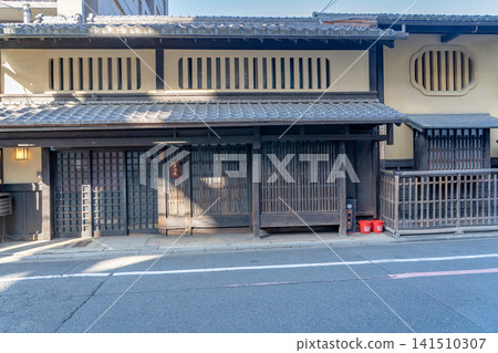 京都油小路:野口家宅邸,江戶時代曾是和服店的商人住宅:唐庵(京都町屋的典型例子,從小堀遠州的宅邸搬遷而來)。 京都油小路:野口家宅邸,江戶時代曾是和服店的商人住宅:唐庵(京都町屋的典型例子,從小堀遠州的宅邸搬遷而來)。 141510307