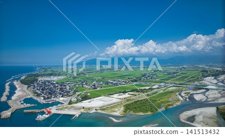 At the end of July, high temperatures and high humidity around the mouth of the Kurobe River in Toyama Prefecture At the end of July, high temperatures and high humidity around the mouth of the Kurobe River in Toyama Prefecture 141513432