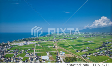 富山縣黑部川河口附近地區的氣溫接近酷暑天氣。 富山縣黑部川河口附近地區的氣溫接近酷暑天氣。 141513712