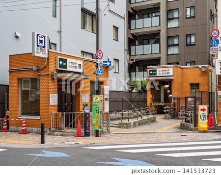從都營地鐵的馬久羅橫山站和東日本橋站A4出口的地面層全景看去。 從都營地鐵的馬久羅橫山站和東日本橋站A4出口的地面層全景看去。 141513723