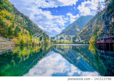 中國九寨溝:湖水如鏡,山巒秋色似錦。 中國九寨溝:湖水如鏡,山巒秋色似錦。 141513790
