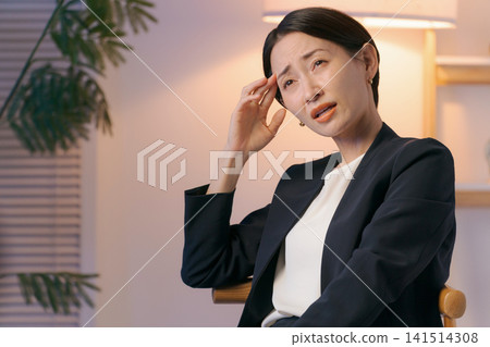 一個患有頭痛的女人 一個患有頭痛的女人 141514308