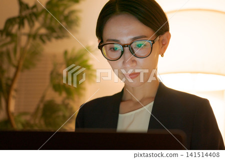 工作到很晚的女人 工作到很晚的女人 141514408