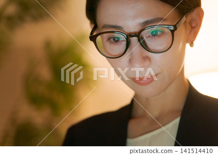 工作到很晚的女人 工作到很晚的女人 141514410
