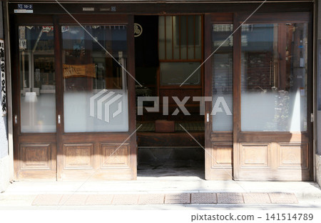 一扇玻璃門 一扇玻璃門 141514789