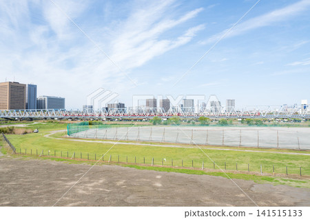 【京急本線】一列開往橫濱的12節車廂特快列車跨越玉川。 【京急本線】一列開往橫濱的12節車廂特快列車跨越玉川。 141515133