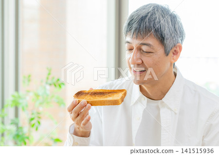 一位老人在吃切片麵包 141515936