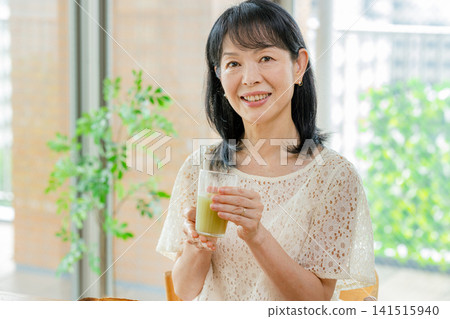 喝綠色汁液的婦女 141515940