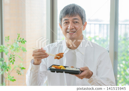 吃飯的老人 141515945