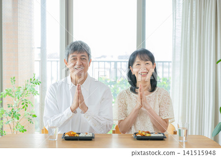 一對老年夫婦正在吃午餐 141515948