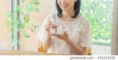 高級女人喝水 141515950