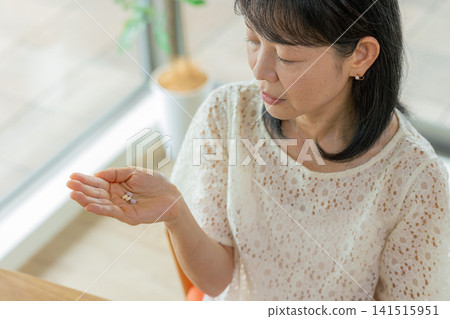 吃藥的女人 141515951