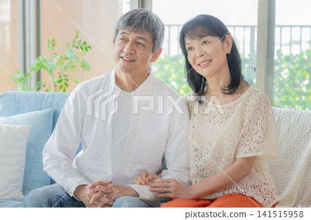 老年一家人在客廳放鬆 141515958