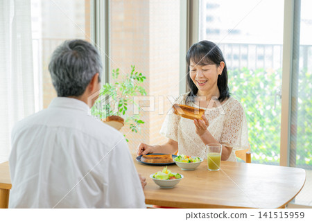 一對老年夫婦正在用餐的照片 141515959
