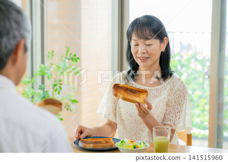 一對老年夫婦正在用餐的照片 141515960