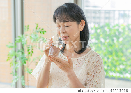 高級女人喝水 141515968