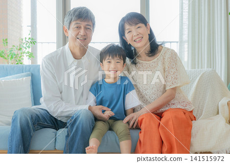 孫輩和祖父母坐在沙發上 141515972