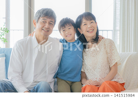 孫輩和祖父母坐在沙發上 141515984