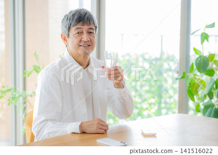 老人喝水 141516022