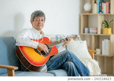 彈吉他的老人 141516023