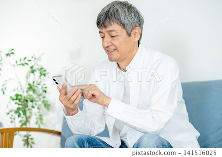 一個使用智能手機的人 141516025