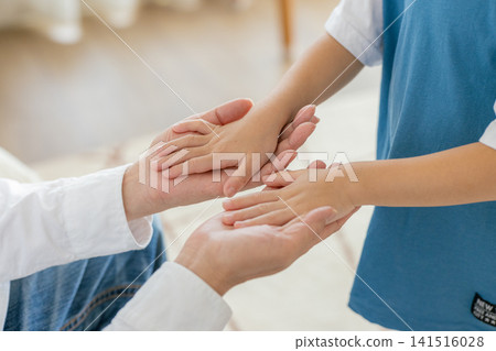 握手的父母和孩子手 141516028