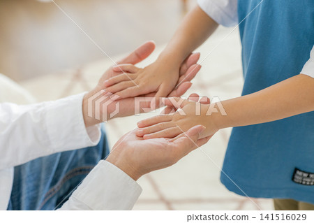 握手的父母和孩子手 141516029