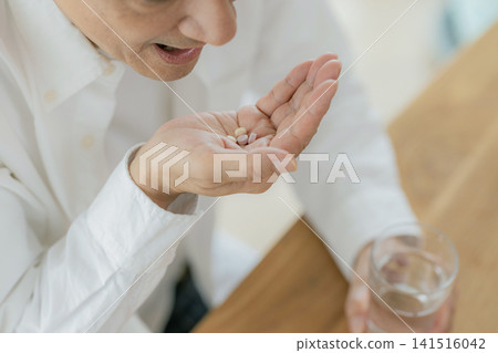 吃藥的男人 141516042
