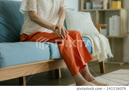 Senior woman with knee sore 141516076