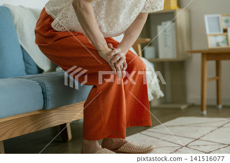 Senior woman with knee sore Senior woman with knee sore 141516077