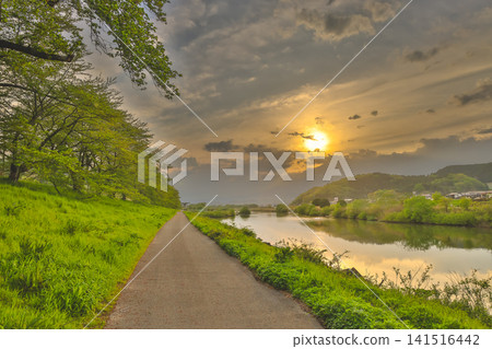 April 28 2026 Hitome Senbon Zakura riverside path at sunset with glowing sky April 28 2026 Hitome Senbon Zakura riverside path at sunset with glowing sky 141516442