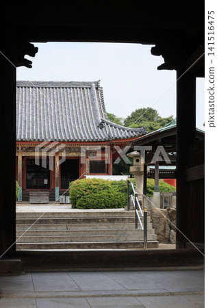 從四天門望去,可以看到屋島寺(四國巡禮的第84座寺廟)的主殿。 從四天門望去,可以看到屋島寺(四國巡禮的第84座寺廟)的主殿。 141516475