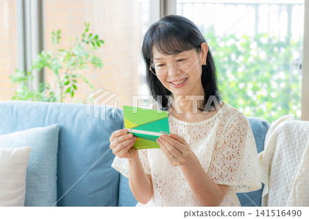 一位拿著存摺的老婦人 141516490
