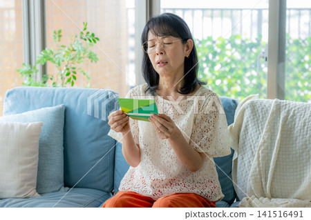 老婦人看到自己的銀行存摺後震驚不已 141516491