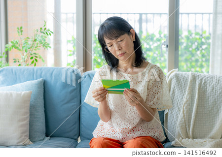 老婦人看到自己的銀行存摺後震驚不已 141516492