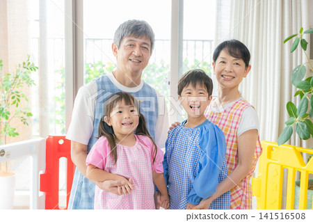 一位經驗豐富的資深幼教工作者和一個孩子 141516508