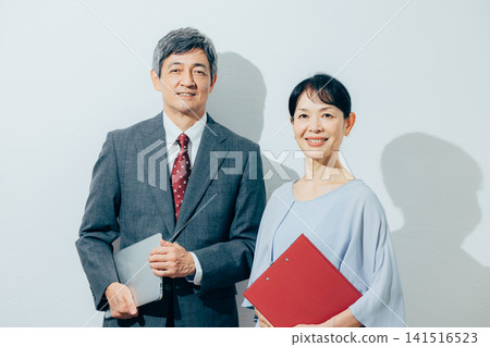Senior businessmen and businesswomen Senior businessmen and businesswomen 141516523