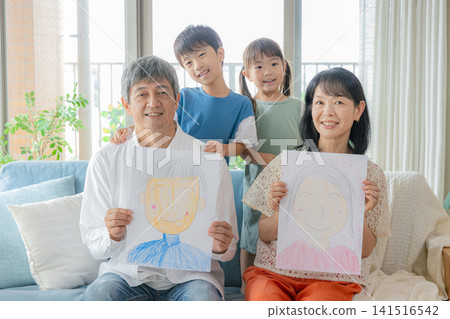 孫輩贈送一幅肖像畫作為敬老日的禮物。 141516542