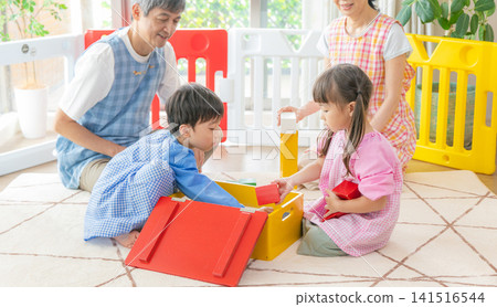 一位經驗豐富的資深幼教工作者和一個孩子 一位經驗豐富的資深幼教工作者和一個孩子 141516544