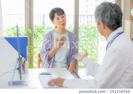 老年婦女正在接受治療，醫生 141516548
