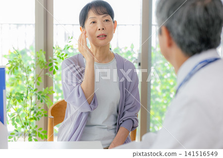 Senior woman receiving medical treatment and doctor Senior woman receiving medical treatment and doctor 141516549