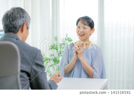 諮詢的資深婦女 141516591