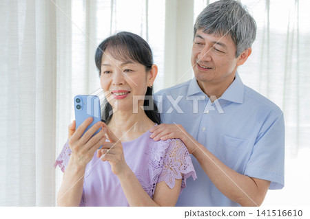 看著智能手機的年長夫婦 141516610