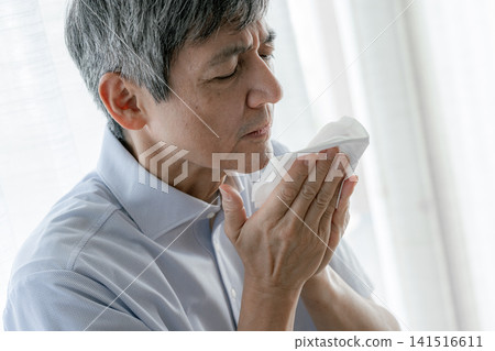 一位老年男子正在使用紙巾 141516611