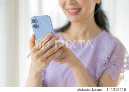 使用智能手機的高級女性 141516636