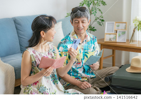 一對老年夫婦計劃旅行 141516642