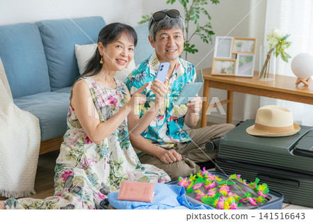 一對老年夫婦計劃旅行 141516643