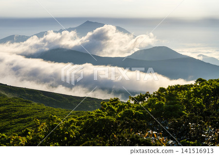 盛夏時節,雲霧繚繞在山脊周圍。 盛夏時節,雲霧繚繞在山脊周圍。 141516913